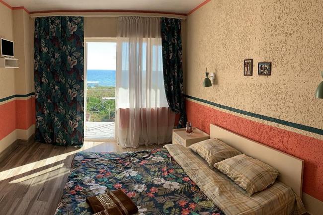 Крым Заозерное  гостиница рядом с морем 
 2.Двухместные номера стандарт улучшенные с кондиционером (2 основных места, возможна установка доп. места), всего 10 номеров